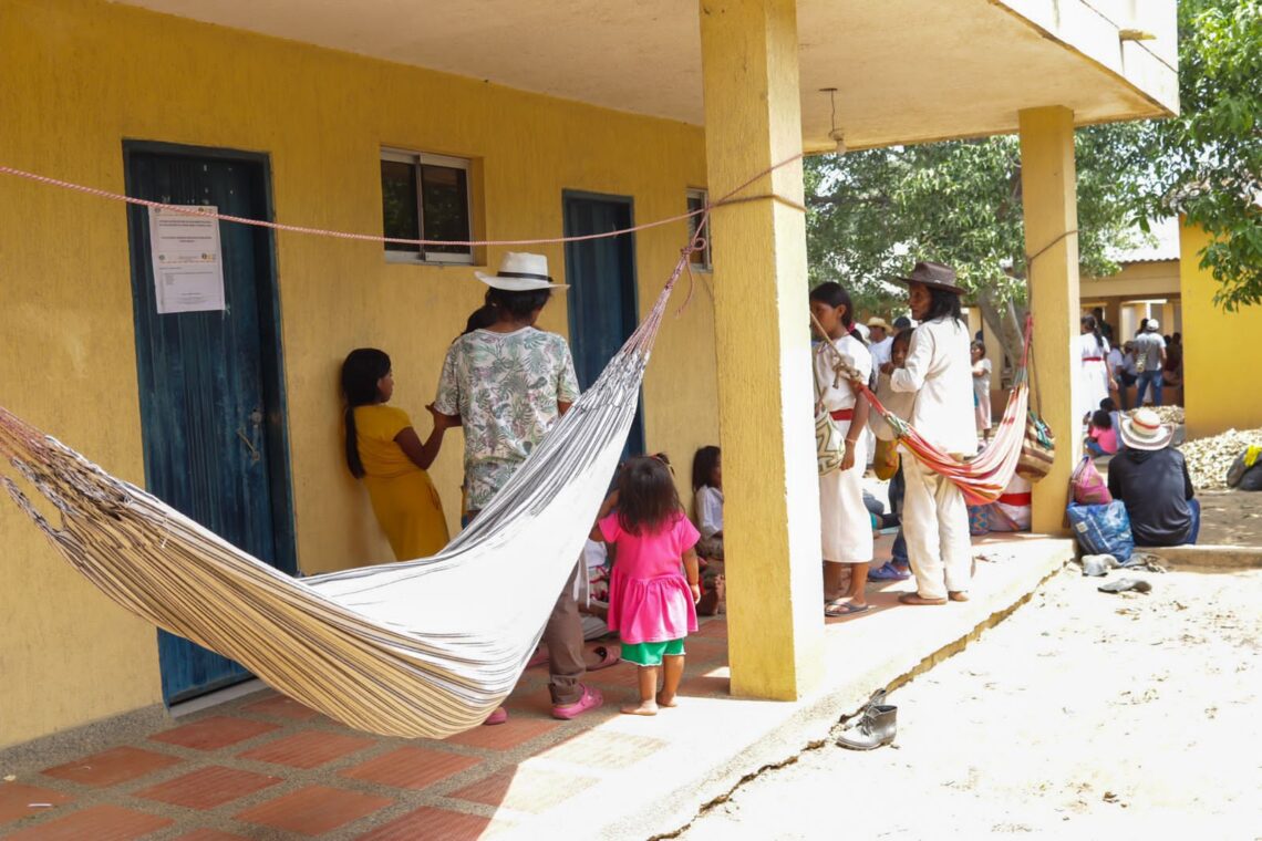 Adecuan albergues en Riohacha para las familias indígenas desplazadas por combates de grupos armados