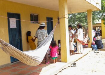 Adecuan albergues en Riohacha para las familias indígenas desplazadas por combates de grupos armados
