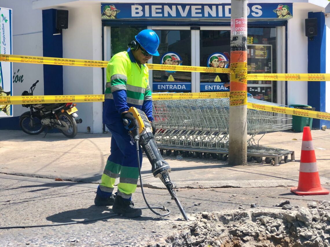 Inician reparación de daño en colector de alcantarillado en el barrio Cooperativo de Riohacha