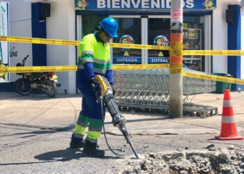 Inician reparación de daño en colector de alcantarillado en el barrio Cooperativo de Riohacha