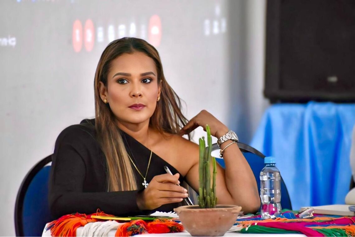 Acord Guajira entregó reconocimiento a Andreina García Pinto como ‘Mujer del Año 2023’