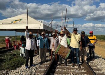 Autoridades tradicionales wayuu cierran sus territorios ancestrales sobre la línea férrea
