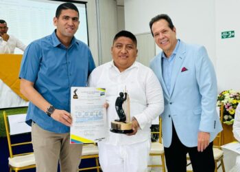 Gerente del Hospital de Nazareth, Calmides González, fue galardonado en los Premios Acord 2023