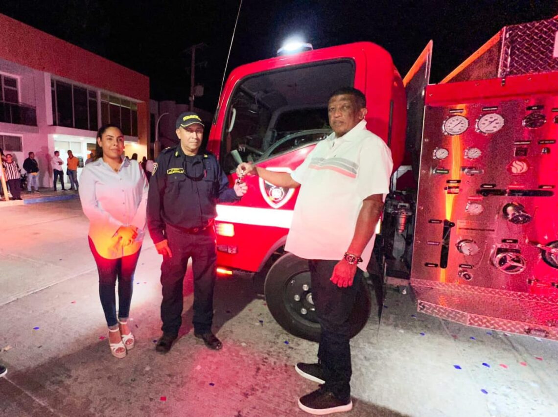 El Cuerpo de Bomberos de Fonseca estrena un nuevo camión cisterna