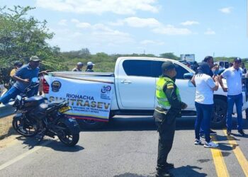 Bloqueada la vía Riohacha – Santa Marta: escoltas de la UNP protestan por falta de pagos