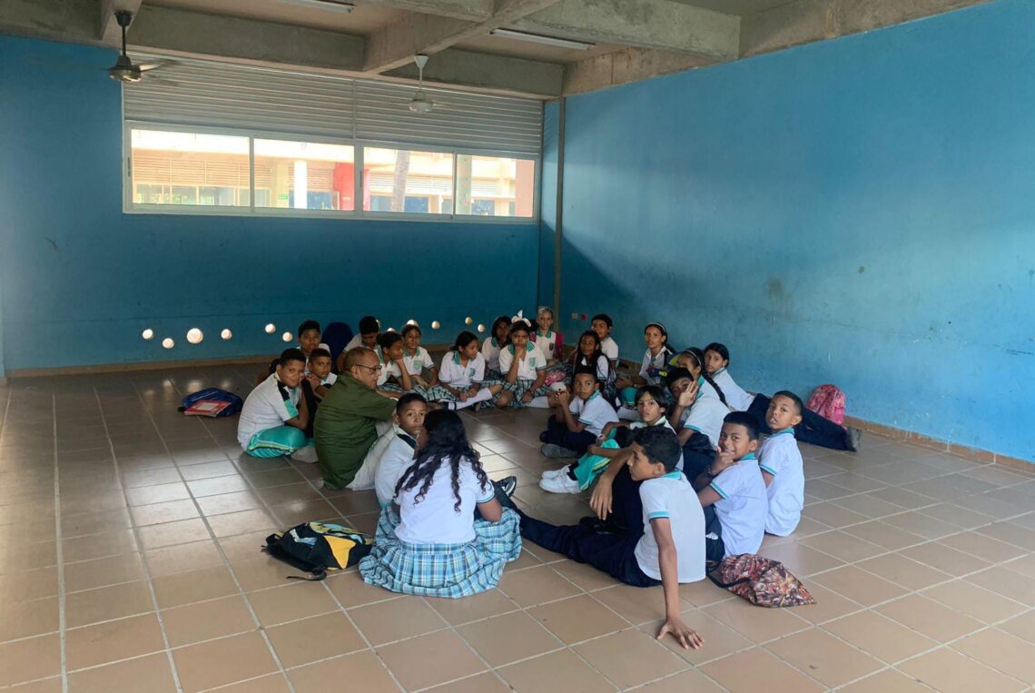 Más de 400 estudiantes de un colegio en Riohacha reciben sus clases en el piso por falta de pupitres