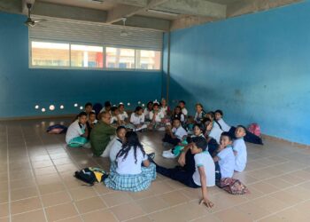 Más de 400 estudiantes de un colegio en Riohacha reciben sus clases en el piso por falta de pupitres