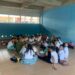 Más de 400 estudiantes de un colegio en Riohacha reciben sus clases en el piso por falta de pupitres