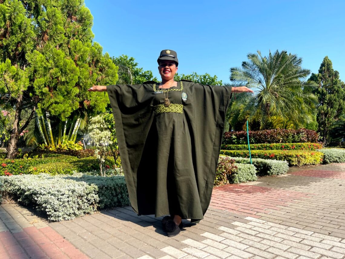 Angely Martínez, la patrullera que se convirtió en un símbolo ambulante de su cultura wayúu