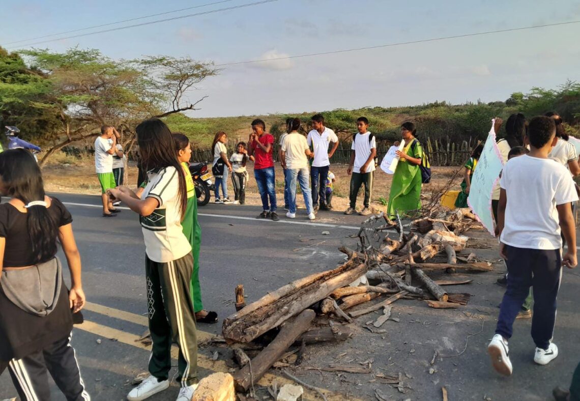 La vía Maicao – Riohacha amaneció bloqueada por falta de transporte escolar