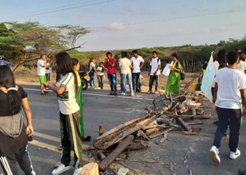 La vía Maicao – Riohacha amaneció bloqueada por falta de transporte escolar