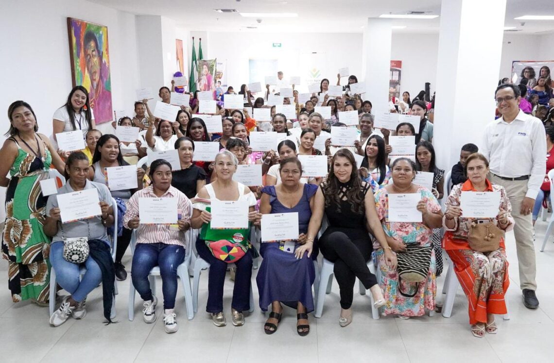 Cerca de 200 mujeres de Riohacha recibieron certificación en Educación Financiera