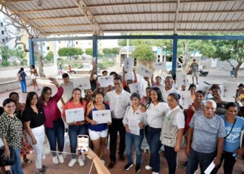 Más de 40 familias de Riohacha recibieron títulos de propiedad de sus viviendas