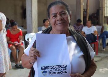 32 familias de Riohacha recibieron el título de propiedad de sus viviendas