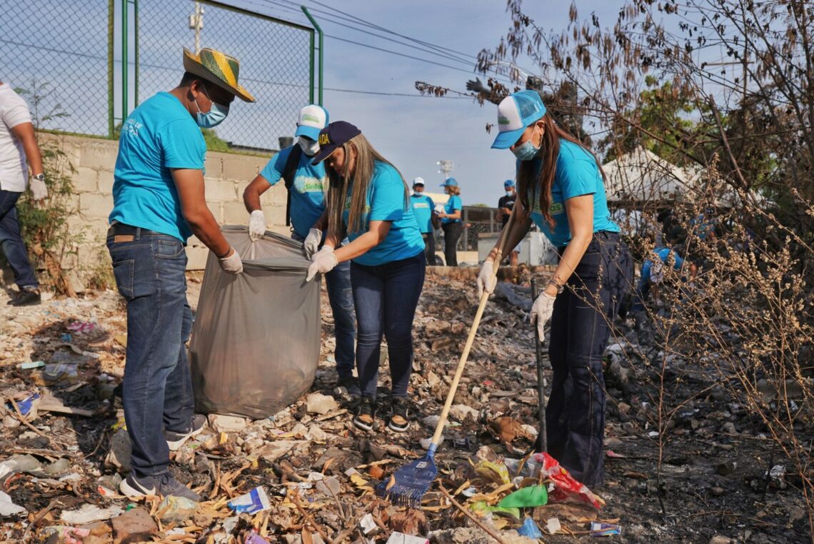 32 familias de Riohacha recibieron el título de propiedad de sus viviendas