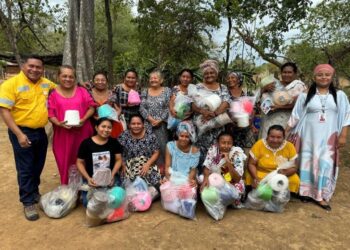 32 familias de Riohacha recibieron el título de propiedad de sus viviendas