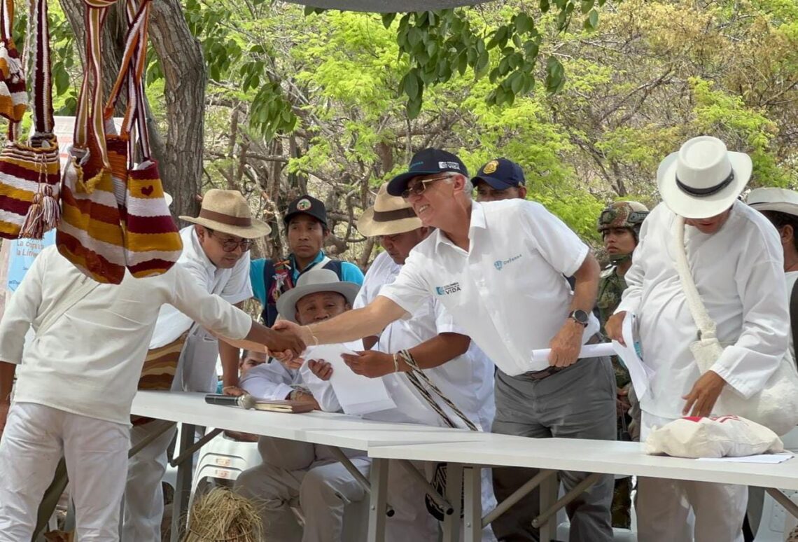 32 familias de Riohacha recibieron el título de propiedad de sus viviendas