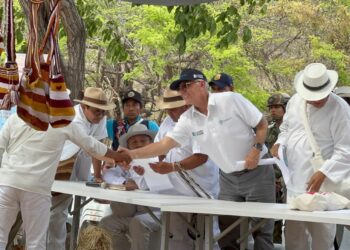 32 familias de Riohacha recibieron el título de propiedad de sus viviendas