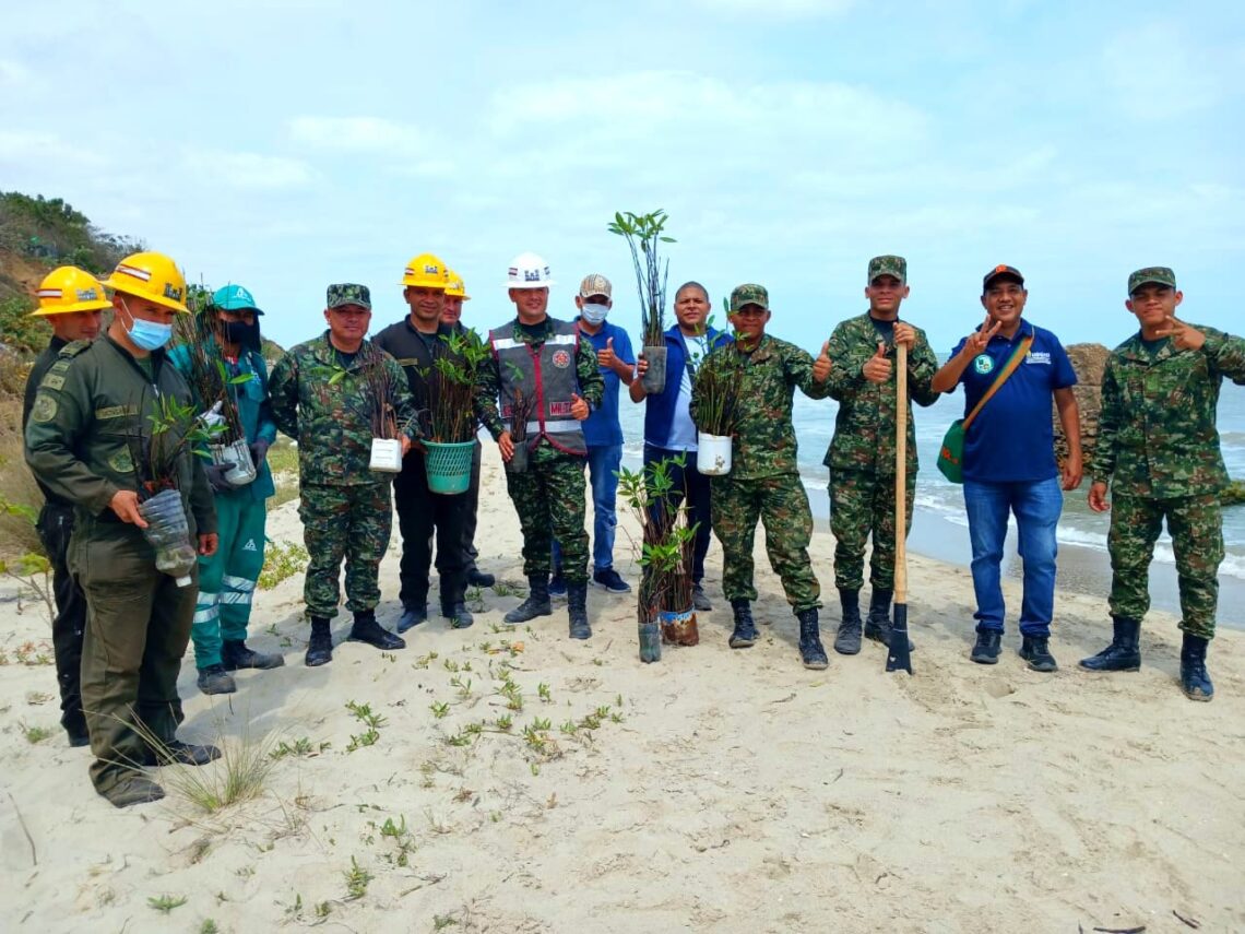Con apoyo del Ejército Nacional, realizan jornada ambiental en las costas de Riohacha