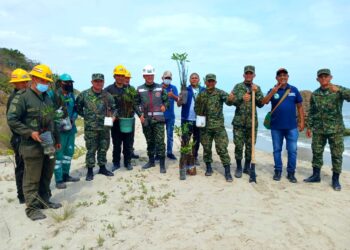 Con apoyo del Ejército Nacional, realizan jornada ambiental en las costas de Riohacha