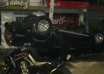 Fuerte accidente de tránsito  en la calle Ancha de Riohacha dejó sin energía eléctrica toda la cuadra