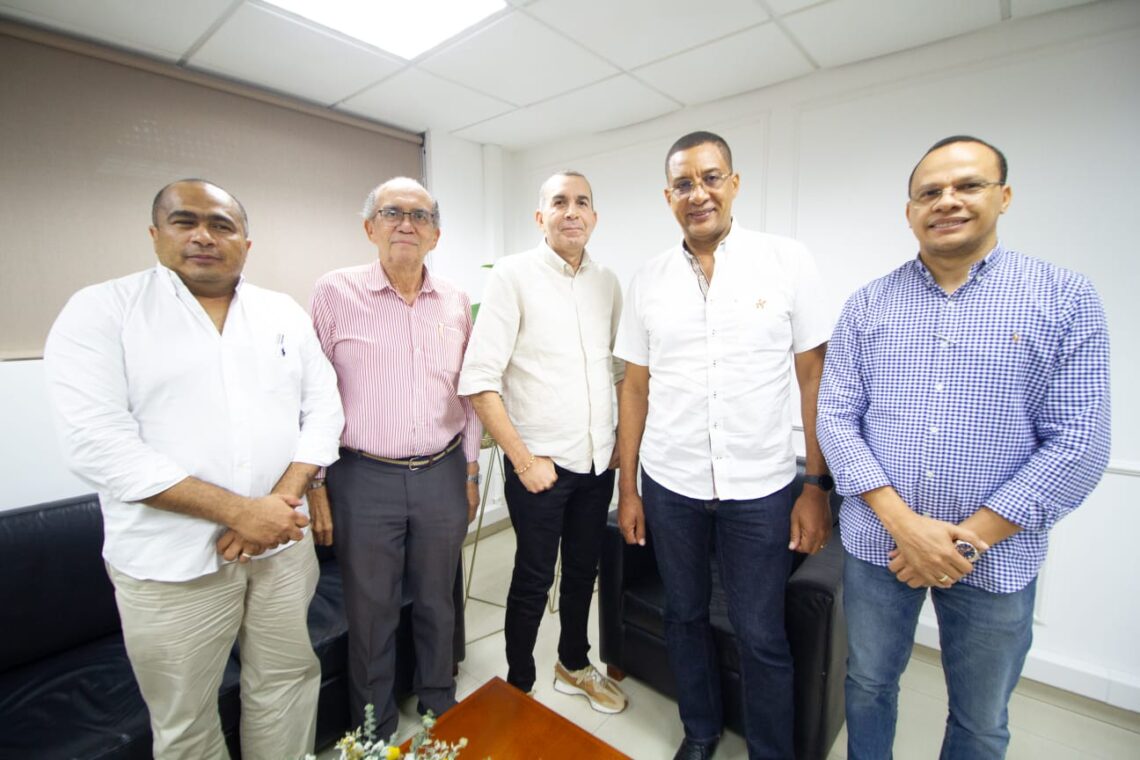 Director de Corpoguajira y sus antecesores dialogaron sobre iniciativas para el Plan de Acción 2024-2027