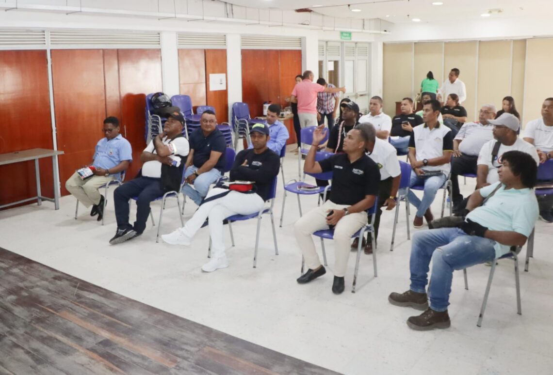 Para prevenir accidentes de tránsito, capacitan a gremios de mototaxistas y taxistas de Maicao