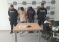Policías capturaron a dos sujetos que acababan de atracar a una mujer en la Comuna 10 de Riohacha