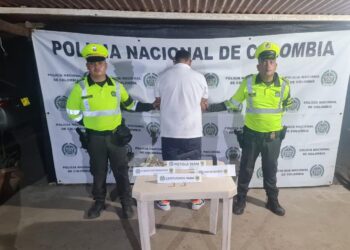 Sorprenden a un sujeto con 6 mil dólares y un arma de fuego en Maicao