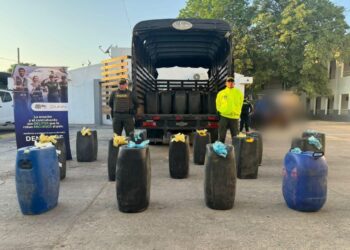 Sorprenden a un sujeto con 6 mil dólares y un arma de fuego en Maicao