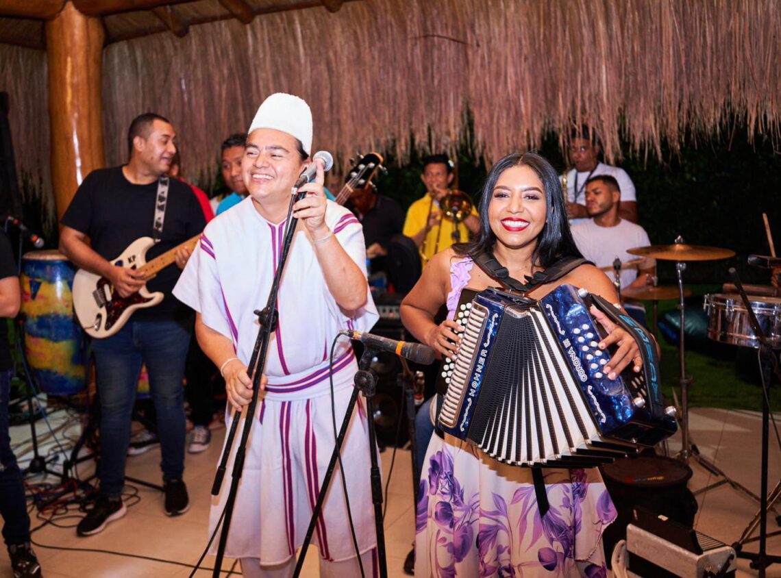 Ella es Wendy Corzo, la reina del Festival Vallenato que acompaña a Kandymaku
