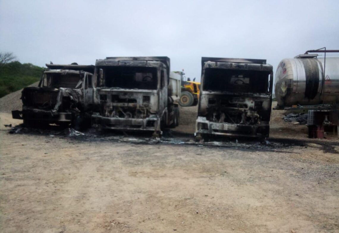 Hombres armados le prendieron fuego a maquinas usadas para pavimentar la vía Riohacha – Cuestecita