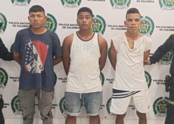 Capturan a tres sujetos que agarraron a golpes a dos policías en Riohacha