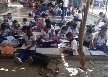 Colegio Juan XXIII de Maicao se cae a pedazos: más de 700 estudiantes reciben clases en el piso