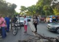 ¡El colmo! – bloquean la vía Fonseca – Distracción porque el bloqueo indígena en Barrancas no los deja trabajar