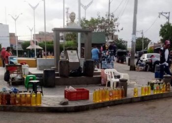 Espacios públicos de Uribia están invadidos con ventas de pimpinas de gasolina