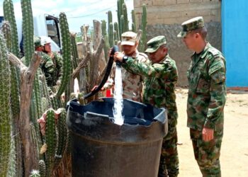 Ejército Nacional sigue llevando agua potable a las comunidades wayúu en Uribia