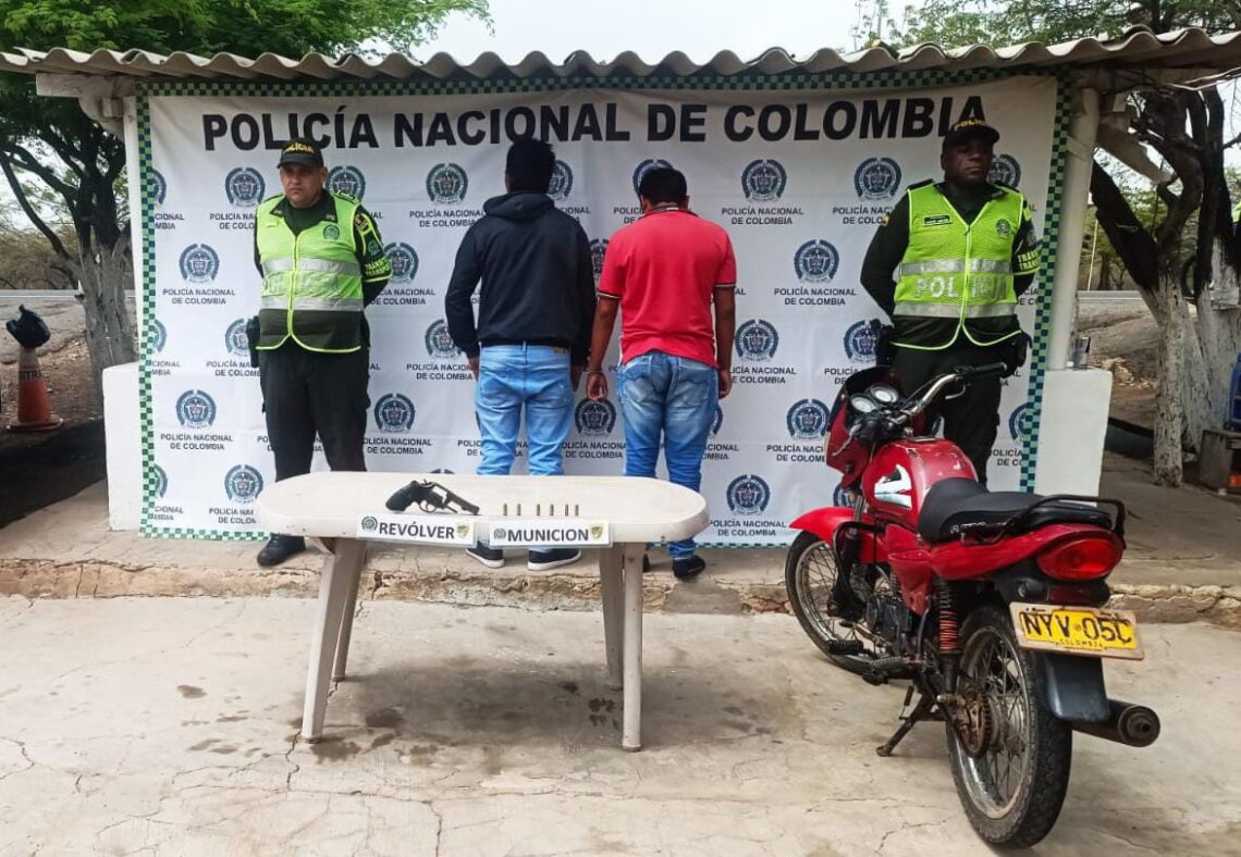 Sorprenden a dos sujetos con un arma de fuego merodeando la vía Albania – Cuatro Vías