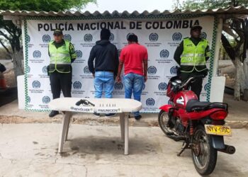 Sorprenden a dos sujetos con un arma de fuego merodeando la vía Albania – Cuatro Vías