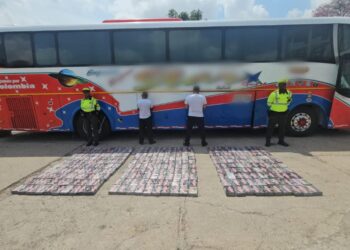 Policía Guajira halla varias caletas con 300 kilos de cocaína en un bus de servicio público