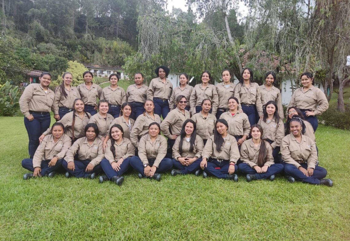 Seis mujeres guajiras fueron elegidas para formarse como linieras Enlaza