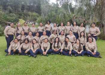 Seis mujeres guajiras fueron elegidas para formarse como linieras Enlaza