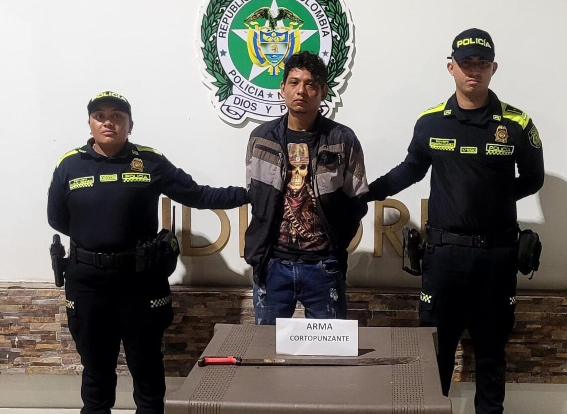 Capturan a un sujeto que intentó matar a su hermano con machete en Albania