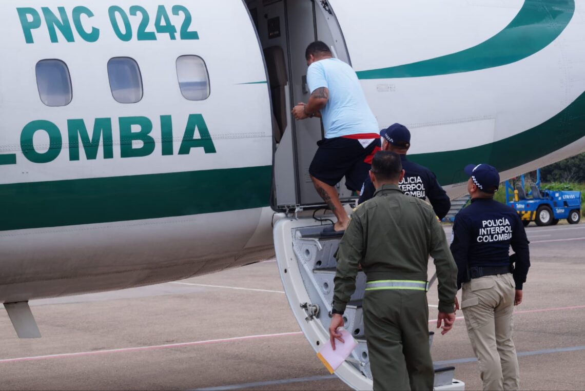 Gestión social lleva libros y esperanza a estudiantes de La Voluntad de Dios, zona rural de Maicao