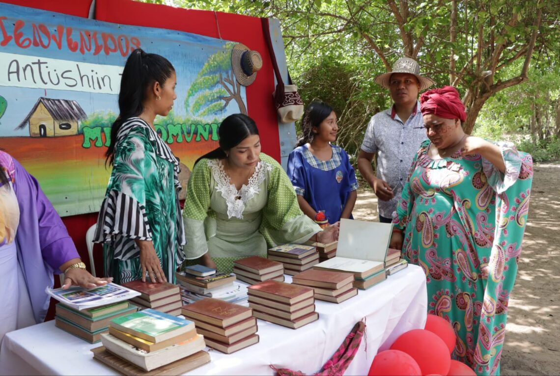 Gestión social lleva libros y esperanza a estudiantes de La Voluntad de Dios, zona rural de Maicao
