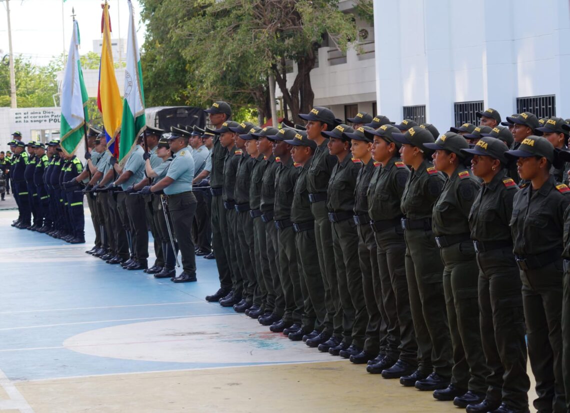 Más de 100 auxiliares de policía juraron defender la bandera nacional en La Guajira