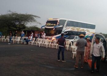 El norte de La Guajira amaneció bloqueado: decenas de personas protestan contra el ICBF