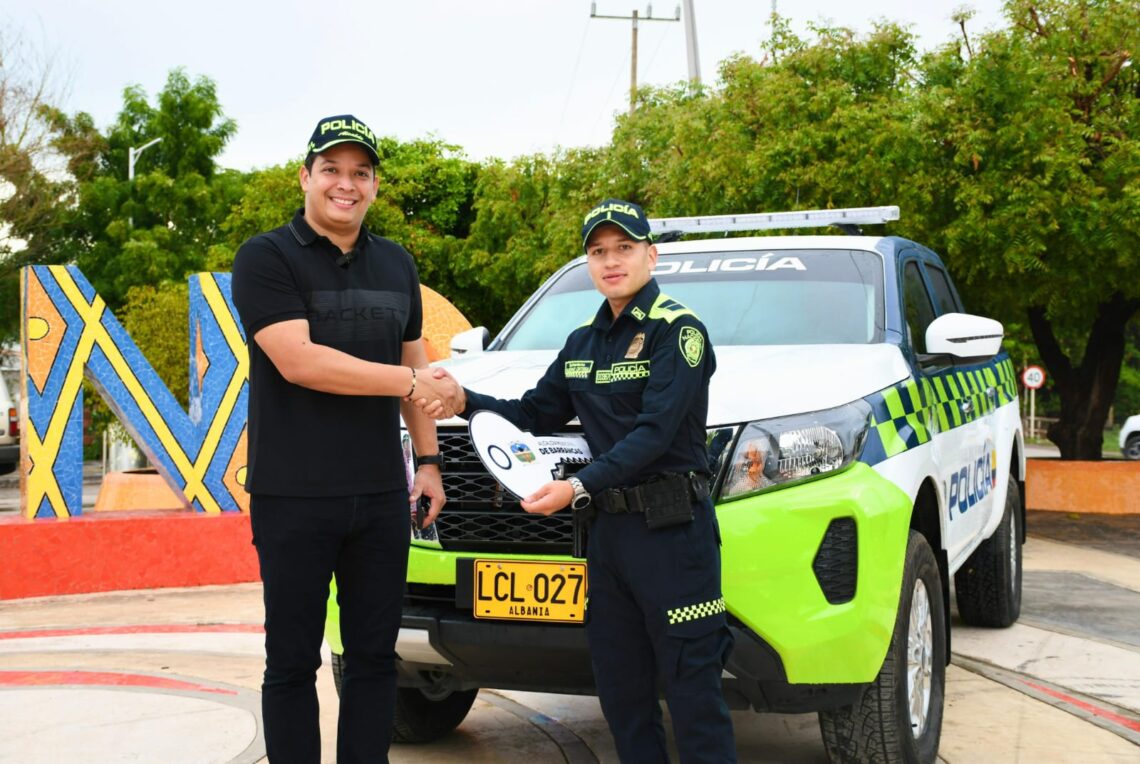 Alcalde de Barrancas entrega vehículo para fortalecer la operatividad de la Policía Nacional