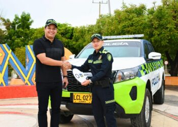 Alcalde de Barrancas entrega vehículo para fortalecer la operatividad de la Policía Nacional