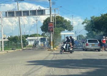 ¡Insólito! – Bloquean la entrada al Aeropuerto de Riohacha por falta de energía en un barrio cercano